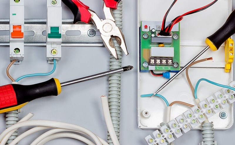 Manutenção e Instalações Elétricas Manutenção e Instalações Elétricas